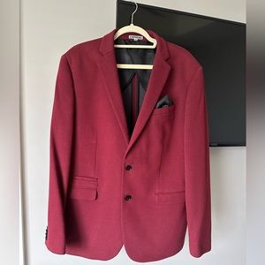 Maroon men’s blazer! Perfect with slacks or jeans and a crew neck tee!